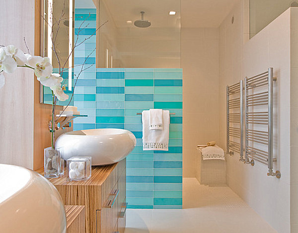 salle bains moderne carreaux couleurs bleu orchidee ambiance