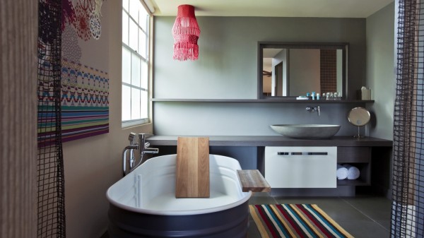 salle bains moderne design baignoire fenetre pastel