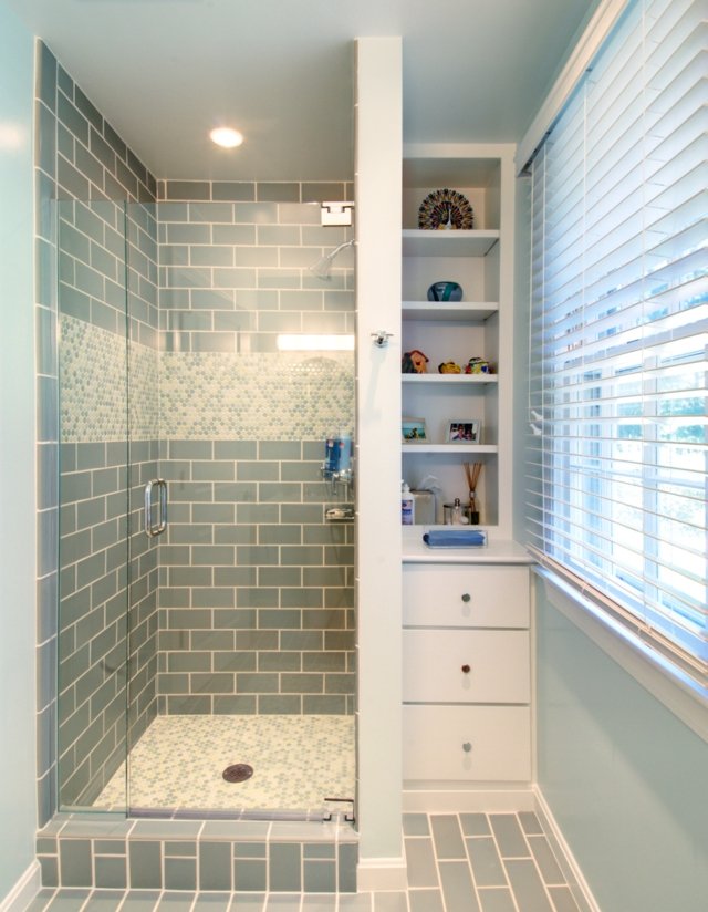 Petite salle de bains en gris avec des morceaux différents douche carrelage 