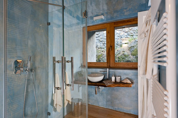 salle de bain bleue fenêtres bois