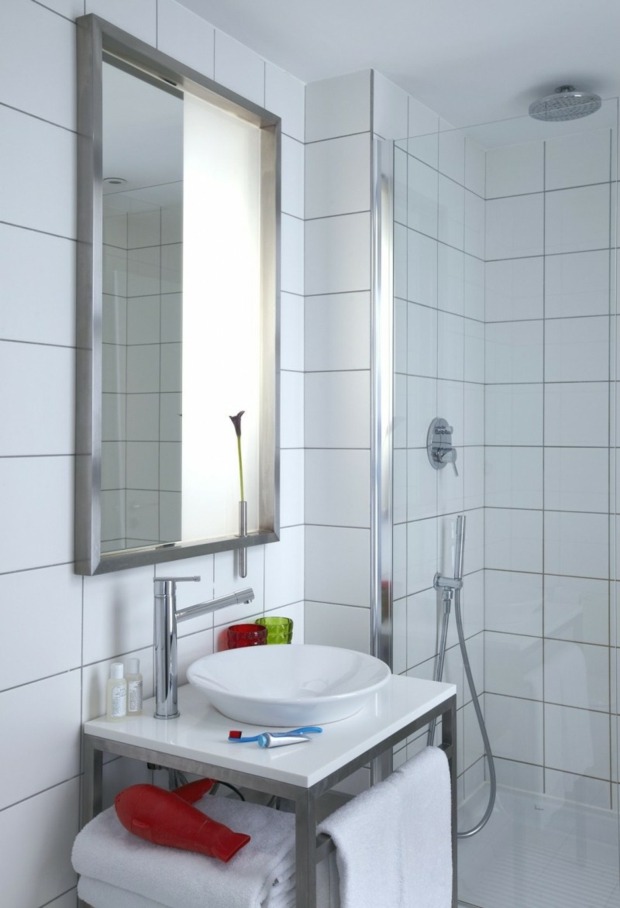 salle de bain carrelage blanc accessoires colorés