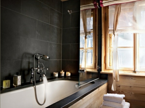 salle de bain chic contraste carrelage noir et bois
