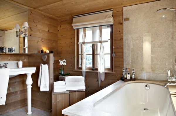 salle de bain compacte fonctionnelle murs revêtis bois