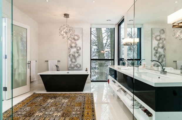 salle de bain contemporain touche couleur tapis persan