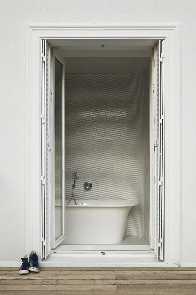 salle de bain contemporaine baignoire ilôt carrelage blanc