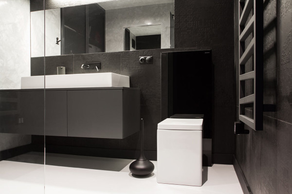 salle de bain contemporaine dominée noir et blanc