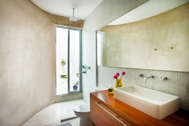 salle de bain en toute simplicité murs blancs