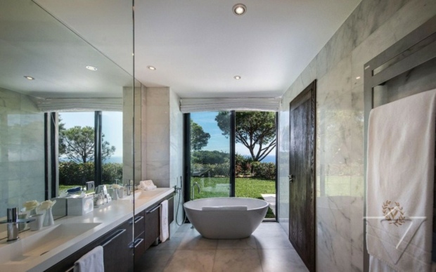 salle de bain exquise avec vue sur nature