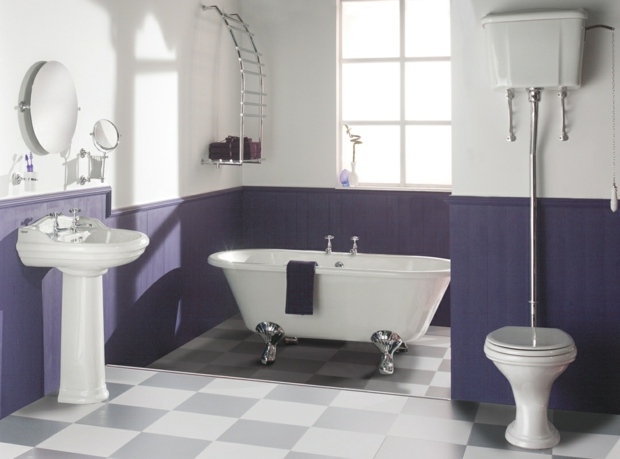 salle de bain mi-violette mi-blanche