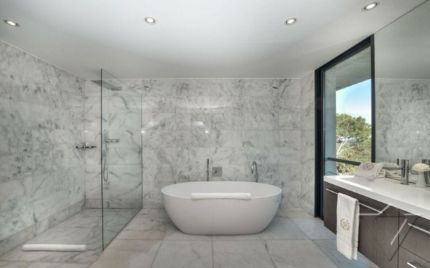 salle de bain minimaliste luxe marbre blanc