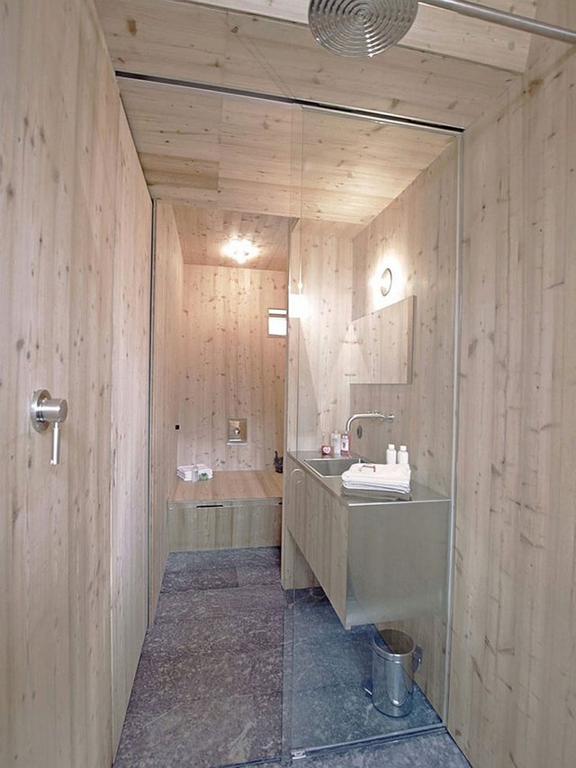 salle de bain moderne en bois et en verre