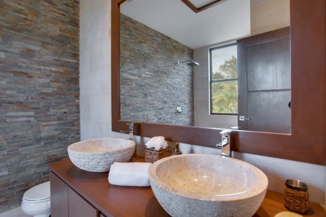 salle de bain moderne et traditionnelle 