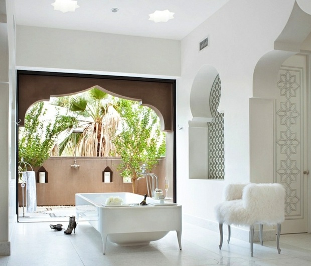 salle de bain opulente blanche fenêtre terrasse mauresques