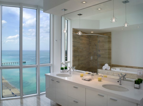 salle de bain relaxante avec superbe vue mer