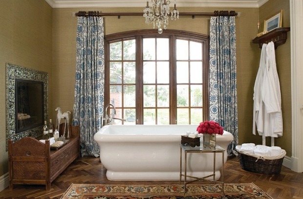 salle de bain rétro rideaux et tapis riches en motifs