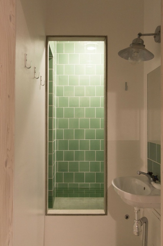 salle de bain simple avec miroir qui reflète douche cabine