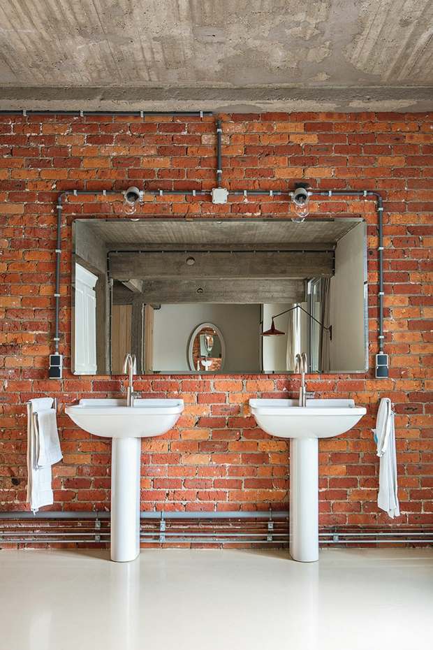 salle de bain style industriel mur briques exposées