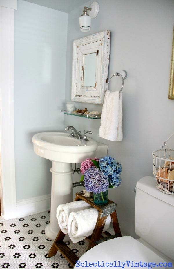 déco idée salle de bain vintage avec petit bouquet en bleu et violet blanche 