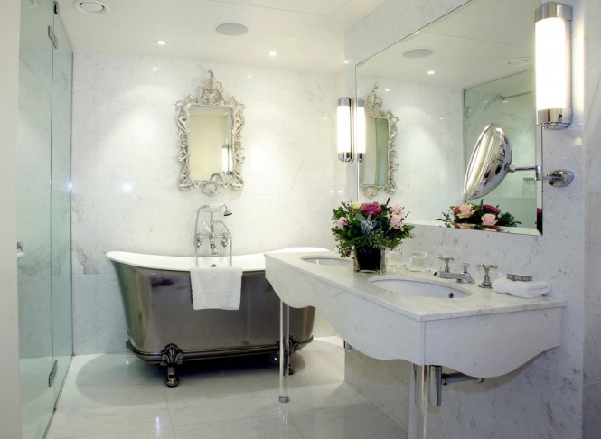salle de bains luxe marbre blanche