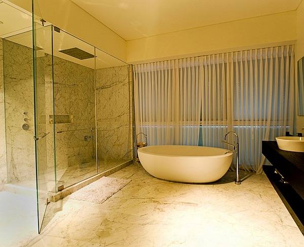 salle de bains marbre baignoire blanche 