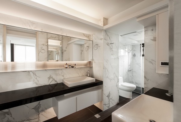 salle de bains marbre noir blanc contraste