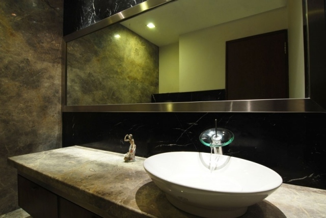 salle-de-bains-miroir-forme-rectangulaire-vasque