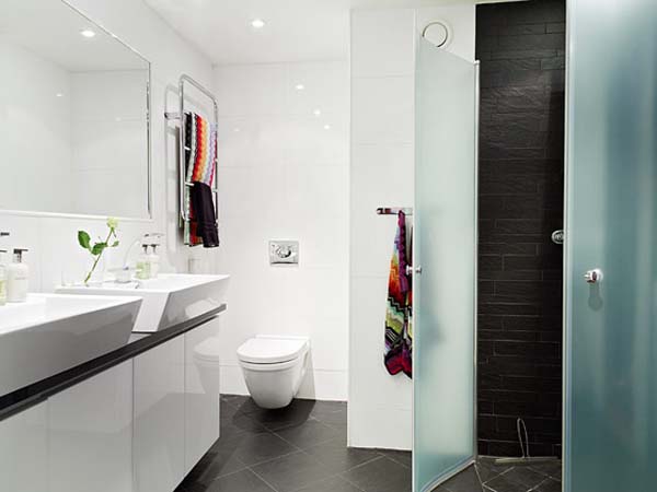 salle de bains moderne contraste blanc couleurs