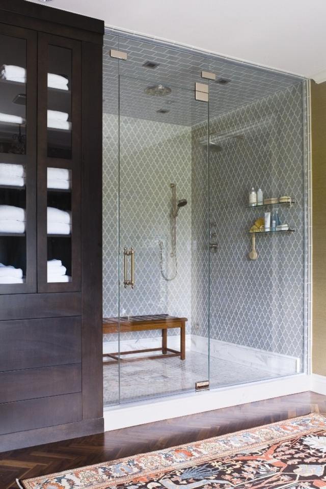 Salle de bains ouverte espace douche au carrelage gris meubles bois