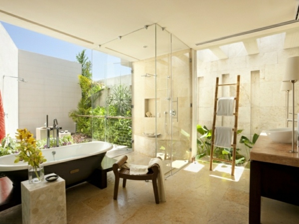 salle de bains ouverte exotique et luxueuse décoration bois nature
