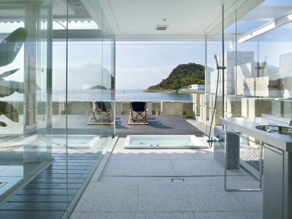salle de bains douche ouverte matière métal bois terrasse verre extérieur