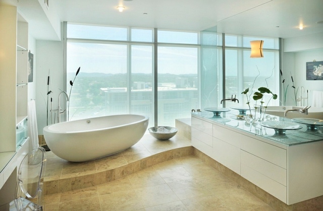 salle de bains spa design baignoire ilot bleu vitrine