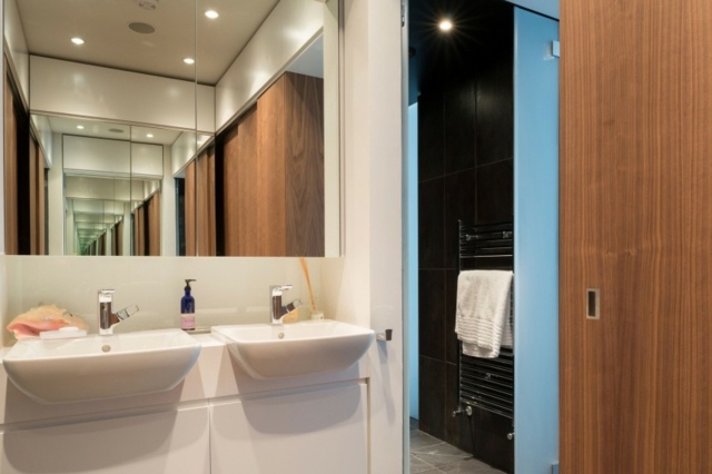 salle de bain compacte moderne miroir agrandit l'espace
