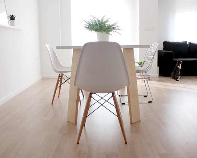 salle-manger-scandinave-chaises-Eames-piétement-bois