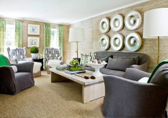 salle-séjour-couleurs-fraîches-arbuste-vert-coussin-accents-mobilier-gris-rideaux-motifs-verts idées salle de séjour