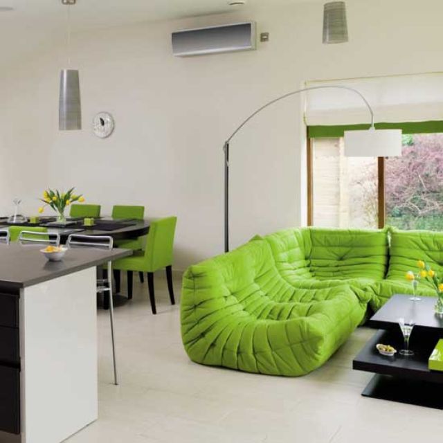 salle-séjour-couleurs-fraîches-canapé-chaises-vert-murs-lampe-blanc idées salle de séjour