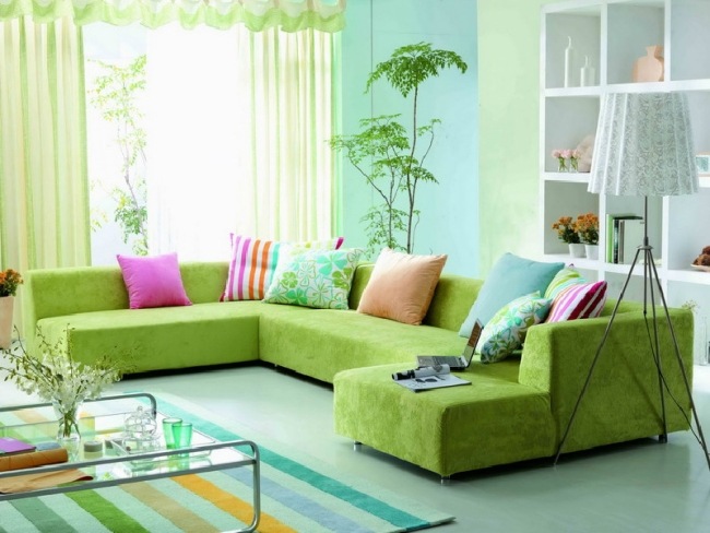 salle-séjour-couleurs-fraîches-canapé-vert-coussins-bariolés-tapis-rayures idées salle de séjour