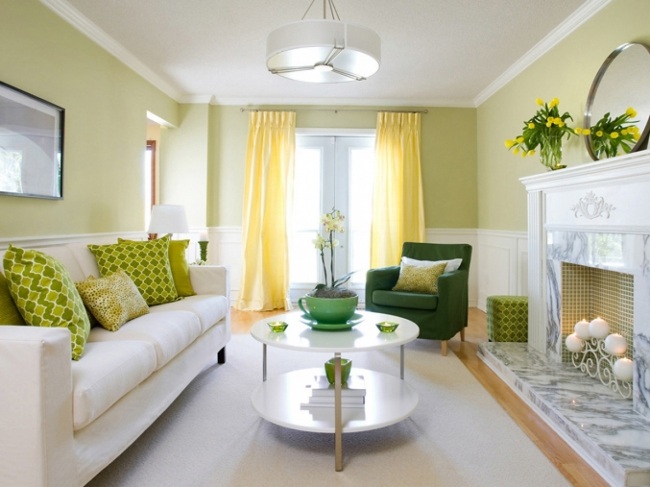 salle-séjour-couleurs-fraîches-coussins-vert-clair-fauteuil-vert-tulipes-jaunes idées salle de séjour