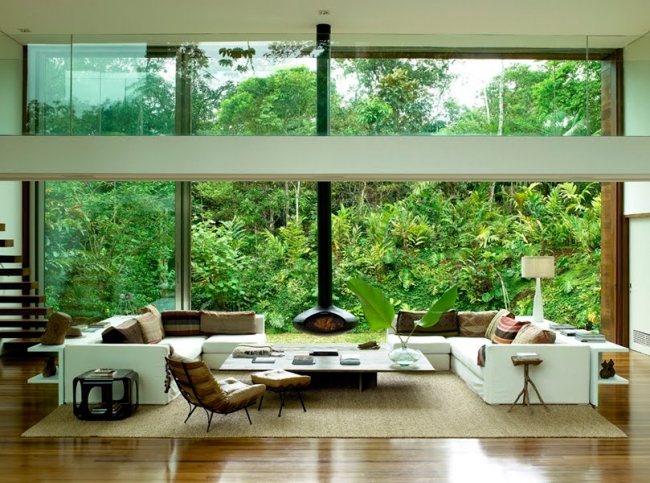 salle-séjour-couleurs-fraîches-plante-verte-mobilier-blanc-coussins-tons-naturels idées salle de séjour