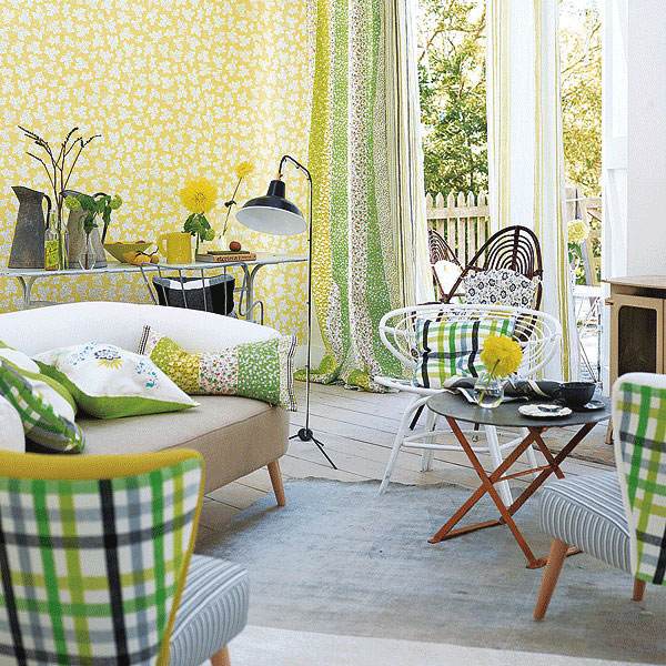 salle-séjour-couleurs-fraîches-rideaux-jaune-vert-coussins-décoratifs-vert-jaune idées salle de séjour