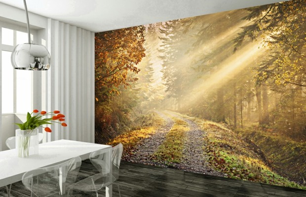salle-à-manger minimaliste marquée par immense papier peint lisière forêt