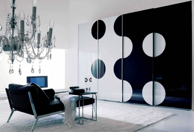 salon décoration noire blanche chandelier design