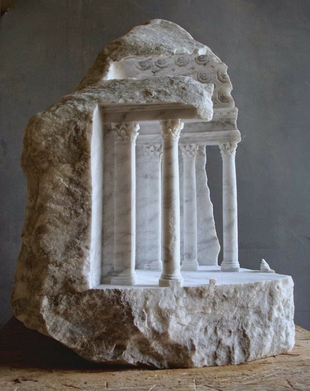 sculpteur donne vie aux colonnes temple grec