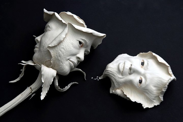 sculpture céramique forme roses visages humains