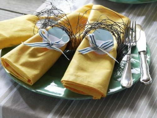 serviettes jaunes table décoration