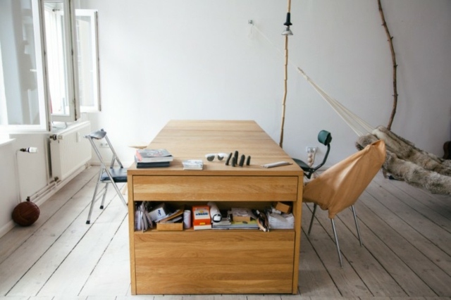 Le bureau dans son état naturel et habituel bois tiroirs rangement