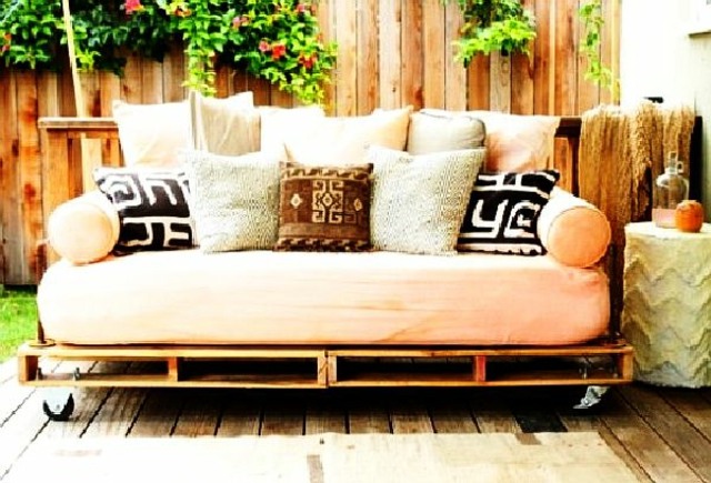 meuble en palettes- sofa jardin palettes bois coussin