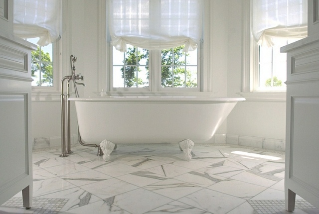 stores romains rideaux salle bains blanc baignoire ilot