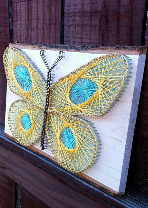 string-art-papillion-tricolore-sur-planche-bois-peinte-blanc