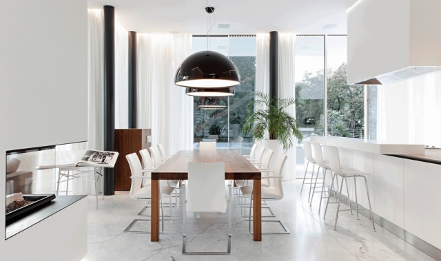 studio-blanc-minimaliste-table-manger-bois