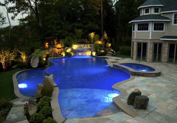 sublime piscine naturelle éclairée de nuit